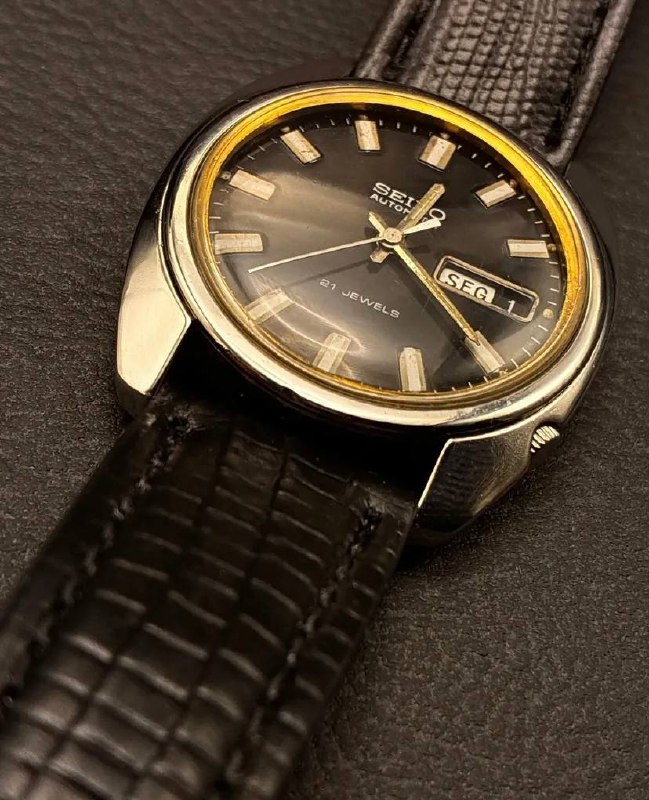 Seiko Black Automatic - Lateral