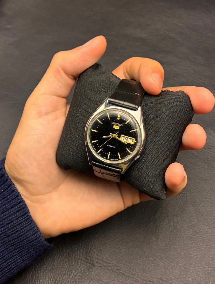 Seiko Black and Golden - Lateral