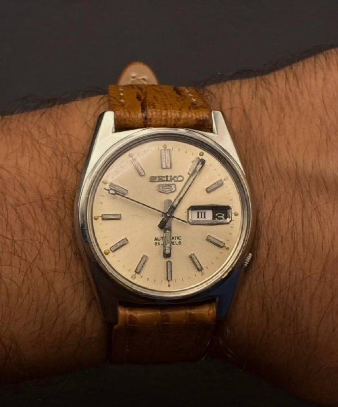 Seiko 5 Silver Sunburst - Lateral